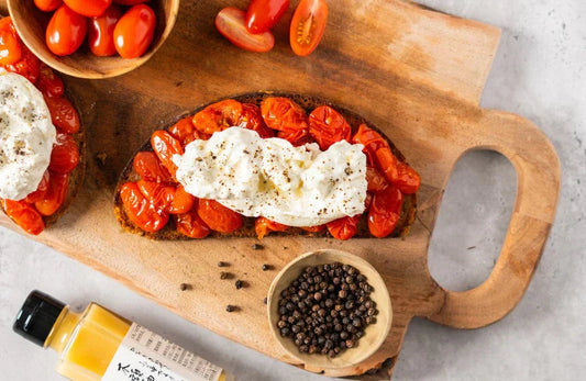 Bruschetta tomates confites, burrata et yuzu