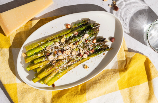 Asperges rôties au parmesan et noisettes croquantes